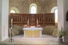 Der schöne Altarraum der Kirche, lichtdurchflutet.