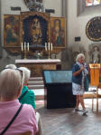 Reiseleiterin Angelika in der Kirche in Bamberg