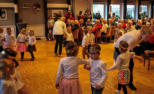Volle Konzentration und Freude beim Tanz der Kinder