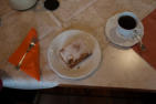 Nun sind Kaffee und Apfelkuchen, sowie Schnittchen angerichtet.