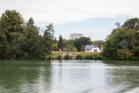 Hochhaus im Hintergrund