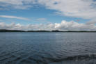 Blauer Himmel über dem See